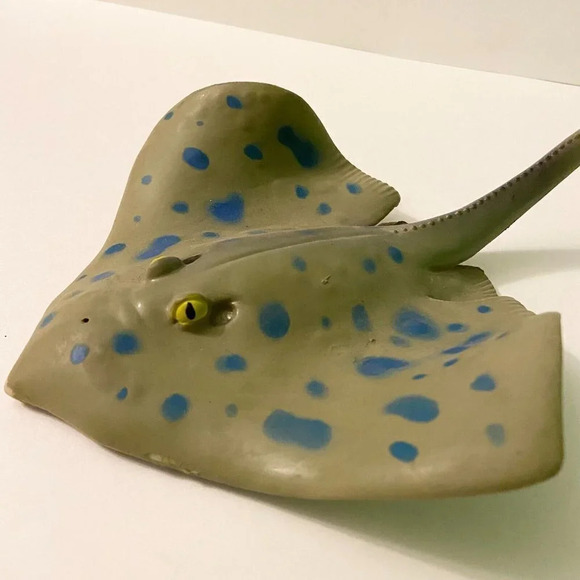 Vintage Rubber Sting Ray Manta Ray Figure 15 Inch Long Toy - Picture 4 of 11